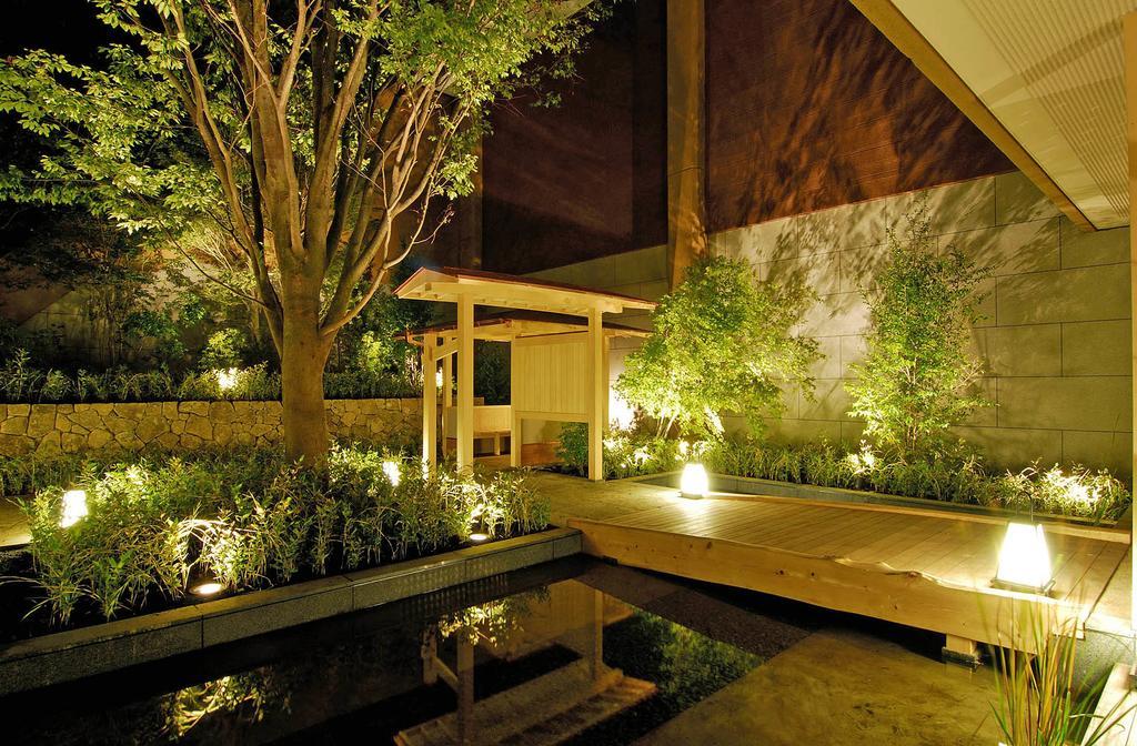Hotel Hakone Tokinoshizuku Exterior foto A Japanese garden at night
