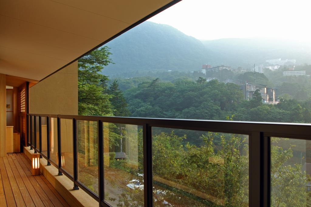 Hotel Hakone Tokinoshizuku Exterior foto A glass balustrade