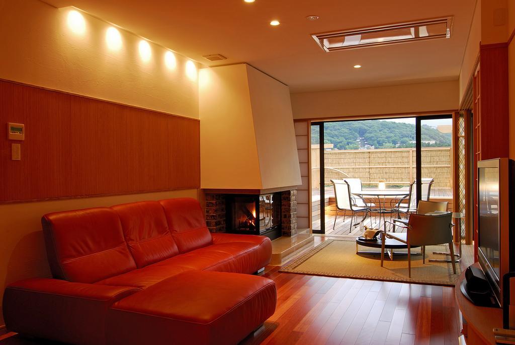 Hotel Hakone Tokinoshizuku Habitación foto A living room with a fireplace